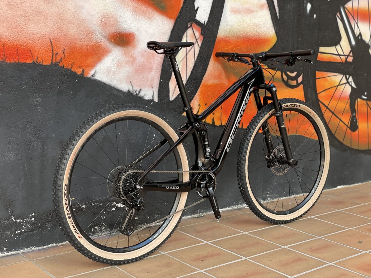 BERRIA MAKO 4 MODELO 2022 TALLA M - Imagen 3